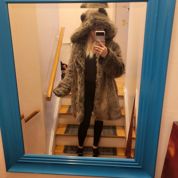 Spirithoods grey wolf classic faux fur coat small (fits big) - Picture 4 of 8